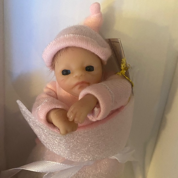 Adorable Ashton Drake doll “Handful of Luck.” Miniature collectible baby. NIB. - Picture 3 of 6